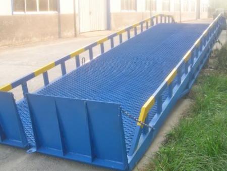 移動式(shi)登車橋(qiáo)多少錢(qián)-西安移(yi)動式登(dēng)車橋多(duō)少錢